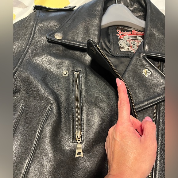 Cropped leather jacket with zipper sleeves. - Picture 8 of 10